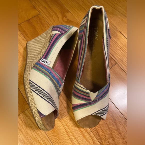 TOMS colourful wedge sandals super comfy! Size 7.5W - Picture 4 of 4
